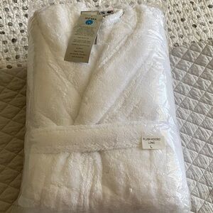 Women's NWT Arus Plush White Robe